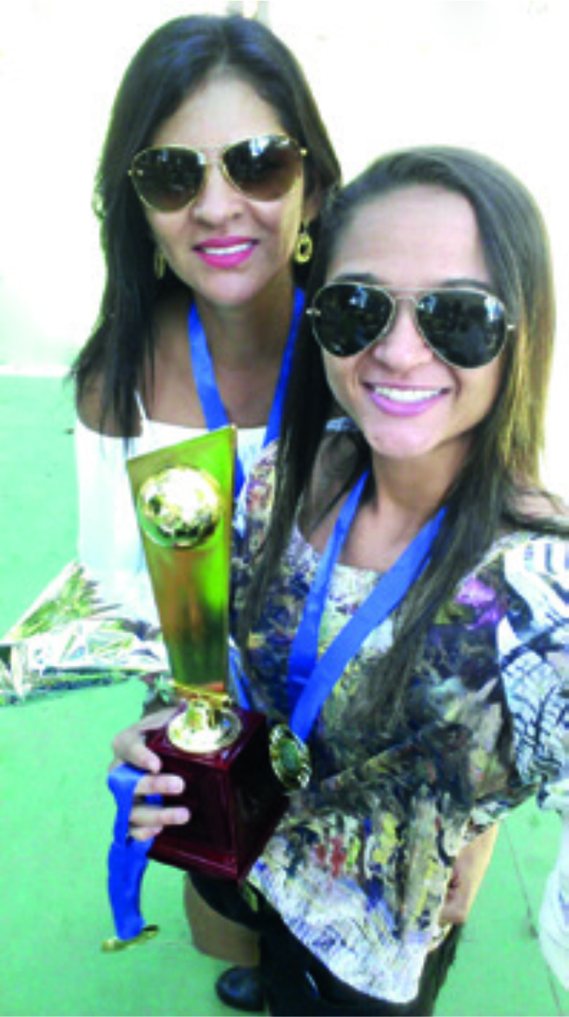 Rosana e a filha, Thaís, disputaram, em times oponentes, o último campeonato de futebol feminino realizado no Teuto Esporte Clube, em Betim, do qual a equipe de Thaís saiu vencedora, numa partida equilibrada com o resultado de 1 a 0