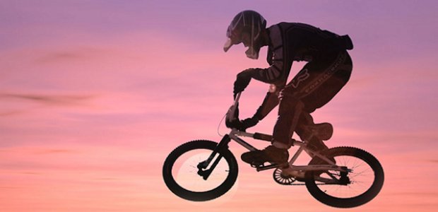 Competição de manobras em bicicletas atrai jovens e o esporte
