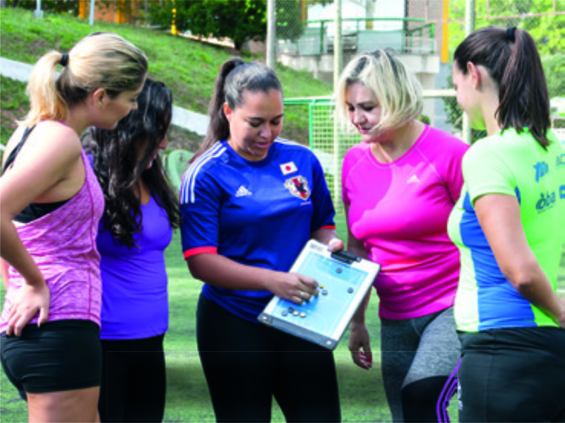 A professora da escolinha de futebol feminino do Teuto, Esporte Clube, em Betim, Fernanda Oliveira, mostra o esquema tático para as alunas em treino realizado no campo do clube